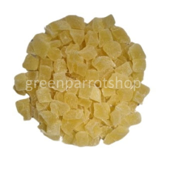 close-up-gedroogde-ananas-blokjes-vogelvoeding